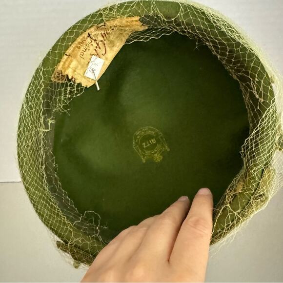 Vintage 1950s Union Made Green Womens Hat Brooch & Flowers With Mesh Unique - Picture 5 of 8
